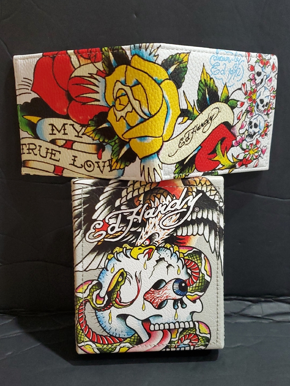 Ed Hardy white bifold wallet with Ed hardy‎ graphic pu covered padded valet tray